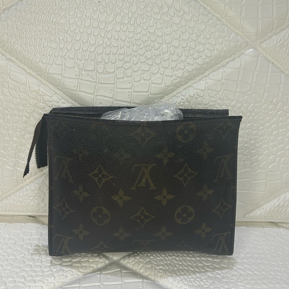 ONE DAY SALE Louis Vuitton Monogram Toiletry cosmetic Pouch Bag 19, DISCONTINUED - Picture 2 of 11